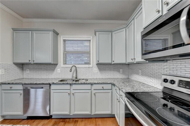 Building Photo - 522 Suwanee Oaks Dr NE