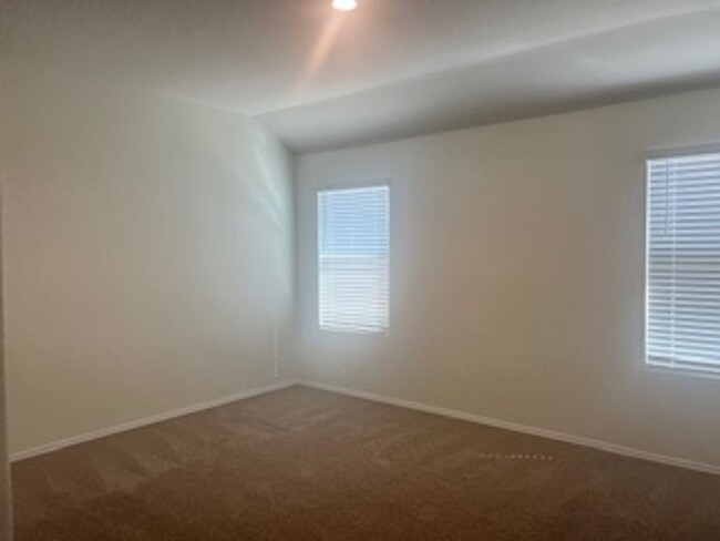 Building Photo - Beautiful 4/2 in Cottonwood Creek!