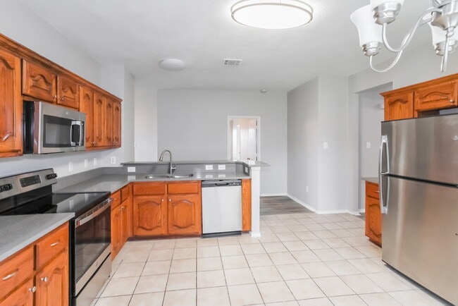 Building Photo - 605 Canyon Pl