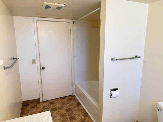 Building Photo - 3 bedroom, 1.5 bath house in Eugene!
