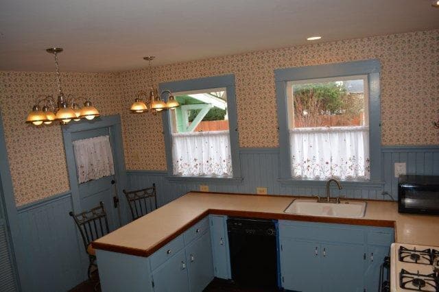 Building Photo - Beautiful, spacious Craftsman, Owner pays Yard Care, Laundry on site