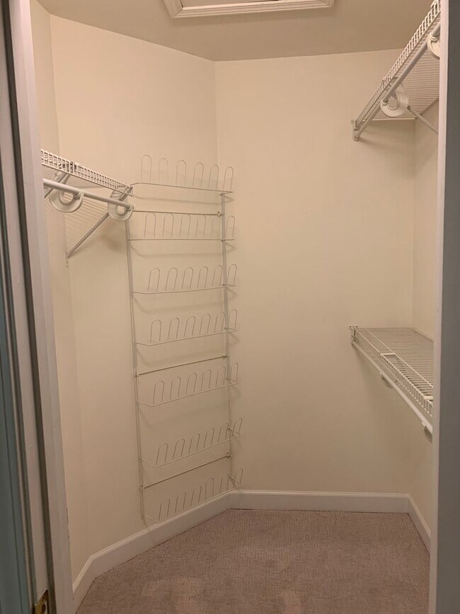 Building Photo - 4565 Treerose Way