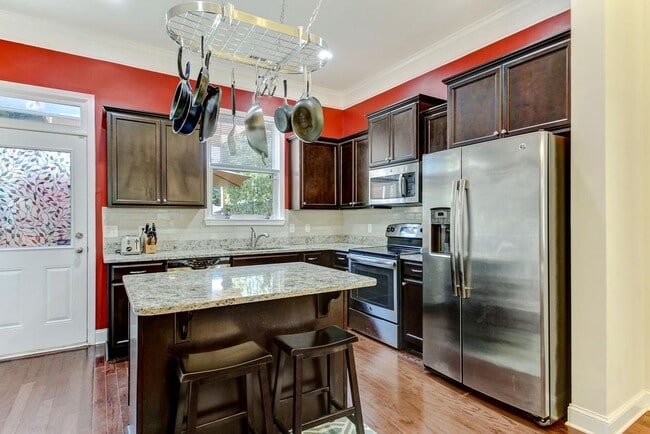 Building Photo - Furnsihed 3 bed 2.5 bath on 31st Street