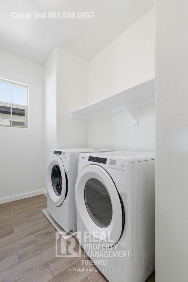 Building Photo - 2342 W Gloria Ln