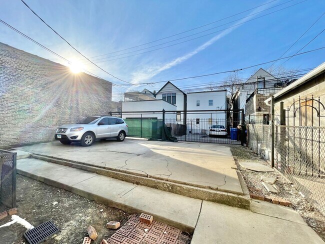 Building Photo - 1644 N California Ave