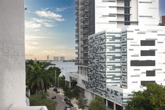 Primary Photo - 2200 NE 4th Ave