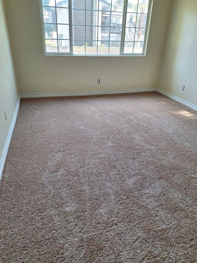 Building Photo - Redlands 2 bedroom 2 bath downstairs unit with large patio