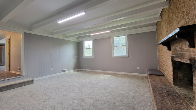 Building Photo - Spacious 3 Bedroom Home in District 6 – Re...