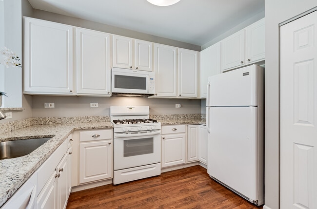 Building Photo - 913 Genesee Dr