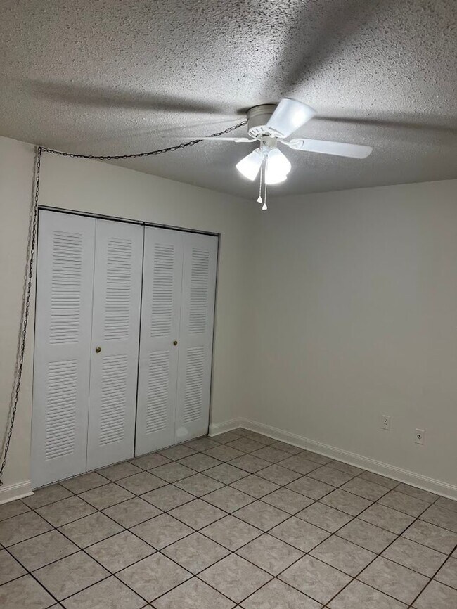 Building Photo - Location, location, location! 875 SF Unit-...