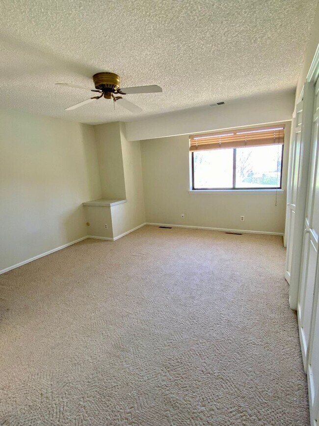 Building Photo - Sunlight and Stylish 3 Bedroom Townhouse by Wonderland Lake