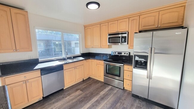 Building Photo - 3 bd/2 ba Townhouse close to USD.