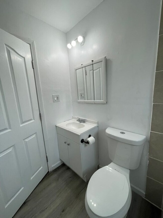 Building Photo - 2-Bedroom, 1-Bath Duet in Union City