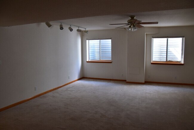 Building Photo - Beautiful 5 bedroom home w/ 3 car garage in Littleton