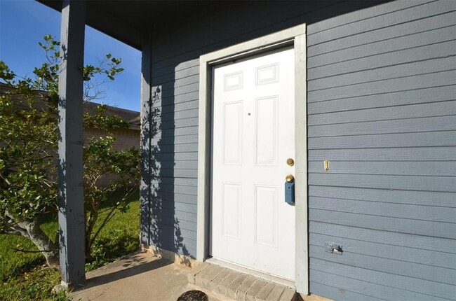 Building Photo - 15714 Baybriar Dr