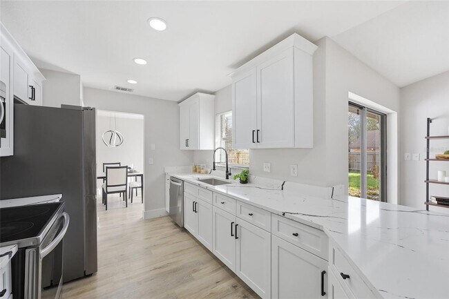 Building Photo - 645 Rosemere Cir