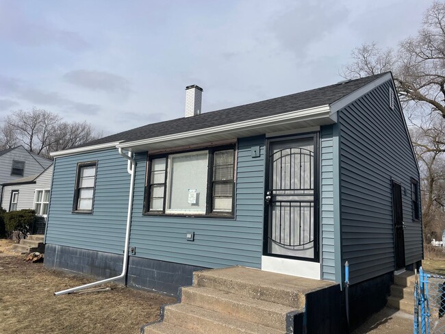 Building Photo - 2BD/1BA Home In Gary IN