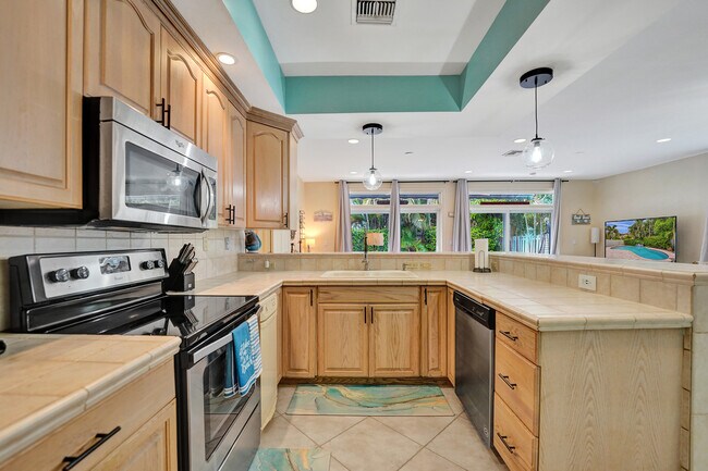 Building Photo - 220 Pine Ave