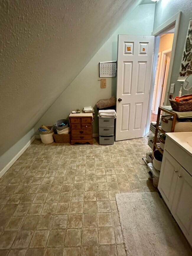 Building Photo - Spacious 7-Bed, 2-Bath Near Downtown Bellingham of Comfortable Living!