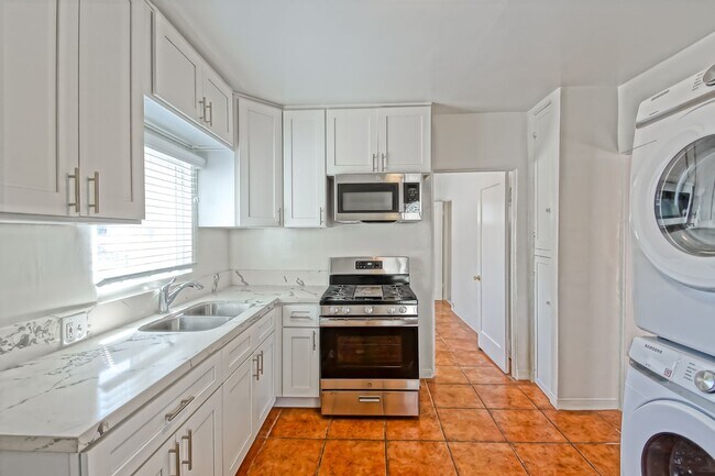 Building Photo - 3809 Crest Dr