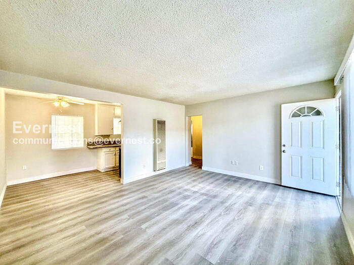 Building Photo - 1434 Plaza del Amo