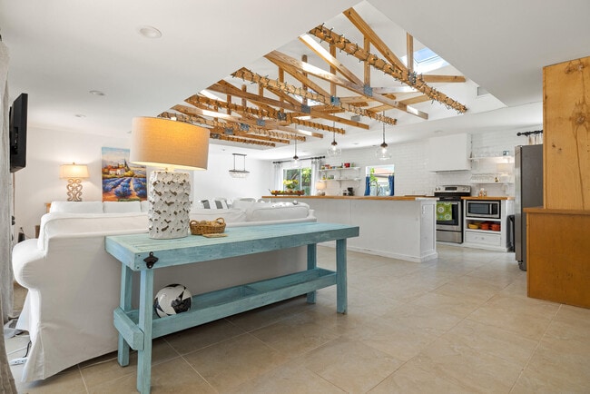 Building Photo - 425 10th Ave