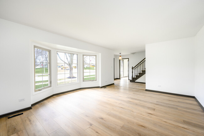 Building Photo - 1072 S Naper Blvd