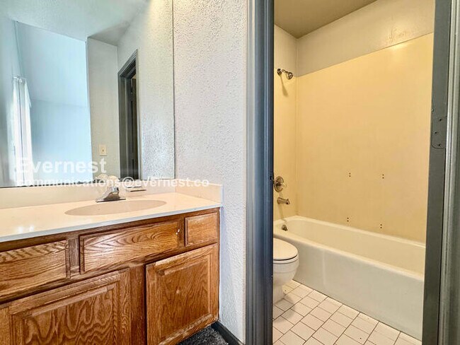 Building Photo - 1327 S Lawton Ave