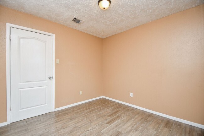 Building Photo - Nice duplex is back on the market