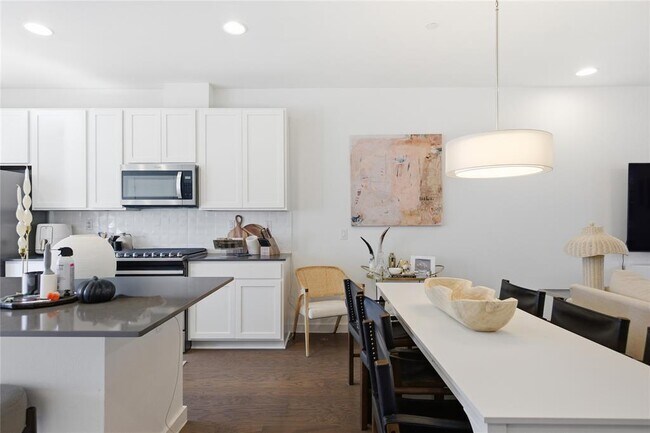 Building Photo - 814 N Bluff Dr