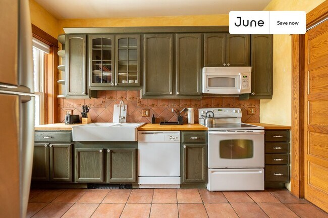 Building Photo - 3508 N Sheffield Ave