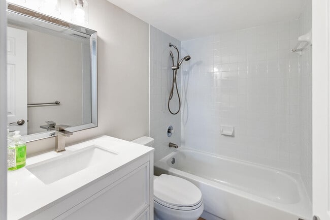 Building Photo - 1060 Lake Shore Dr