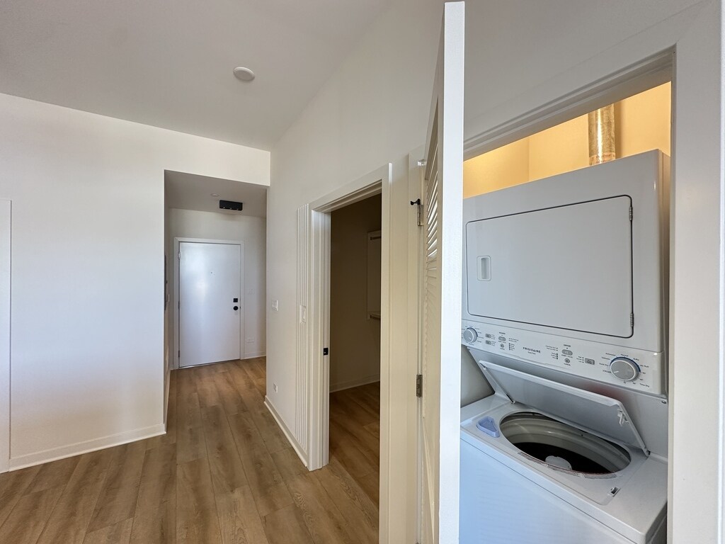 Building Photo - 6340 W Belmont Ave