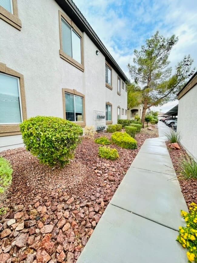 Building Photo - 2305 W Horizon Ridge Pkwy