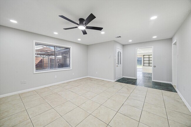 Building Photo - 1703 Raintree Dr