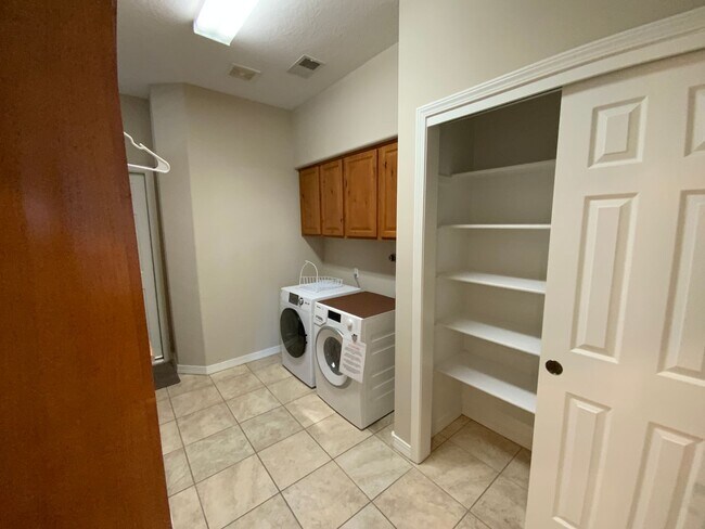 Building Photo - 3 Bedroom Townhome Available Near Wyoming Blvd NE & Paseo Del Norte Blvd NE!