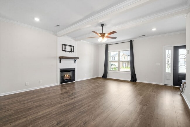 Building Photo - Dog Friendly Four Bedroom Near I24!