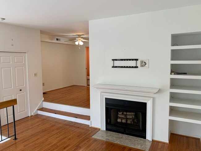 Building Photo - Gorgeous 2-Bedroom Townhome Near the Art Museum! One-Car Garage Included!