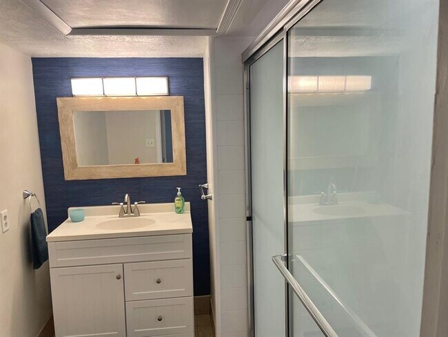 Building Photo - 140 NE 19th Ct