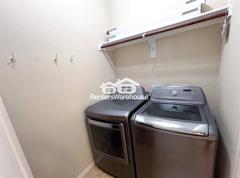 Building Photo - 1617 Totem Pole Way