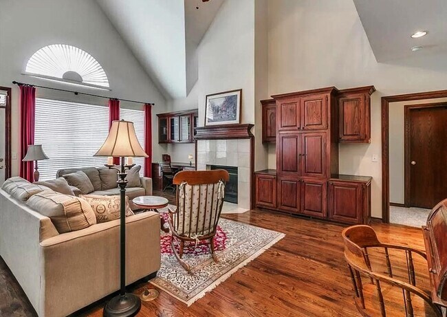 Building Photo - Executive Living in Norman complete with N...