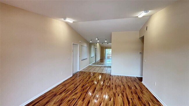 Building Photo - 5169 Vineland Rd