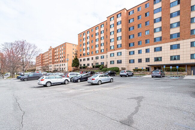 Building Photo - 1300 S Arlington Ridge Rd