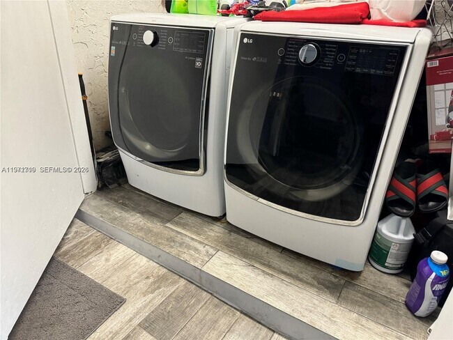 Building Photo - 3870 W 8th Ln