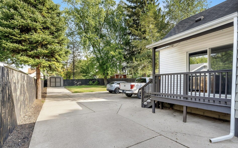 Building Photo - 2040 Roos Ave SW