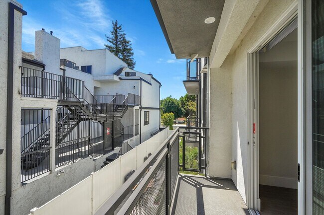 Building Photo - Riverside 4 Lease