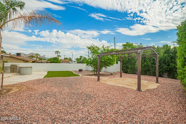 Building Photo - 501 E El Camino Dr