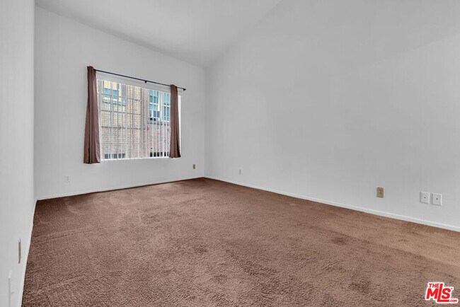 Building Photo - 607 N Rossmore Ave