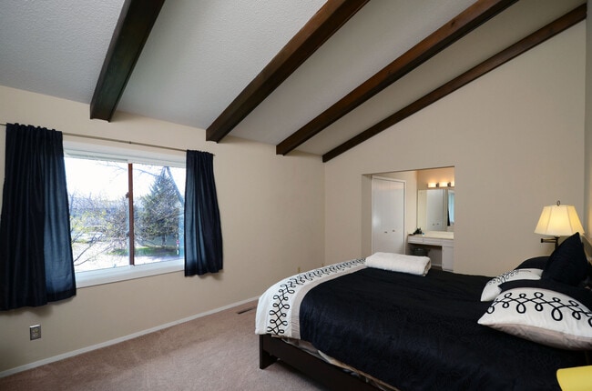 Building Photo - Wonderful 3 Bed 2 Bath Townhome in Little Canada