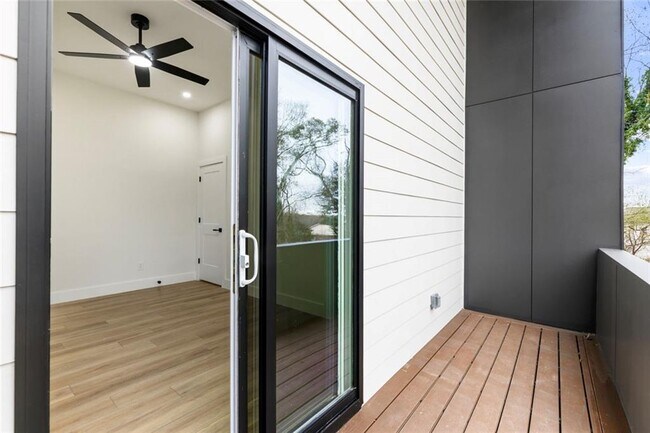 Building Photo - 582 Hope St SW